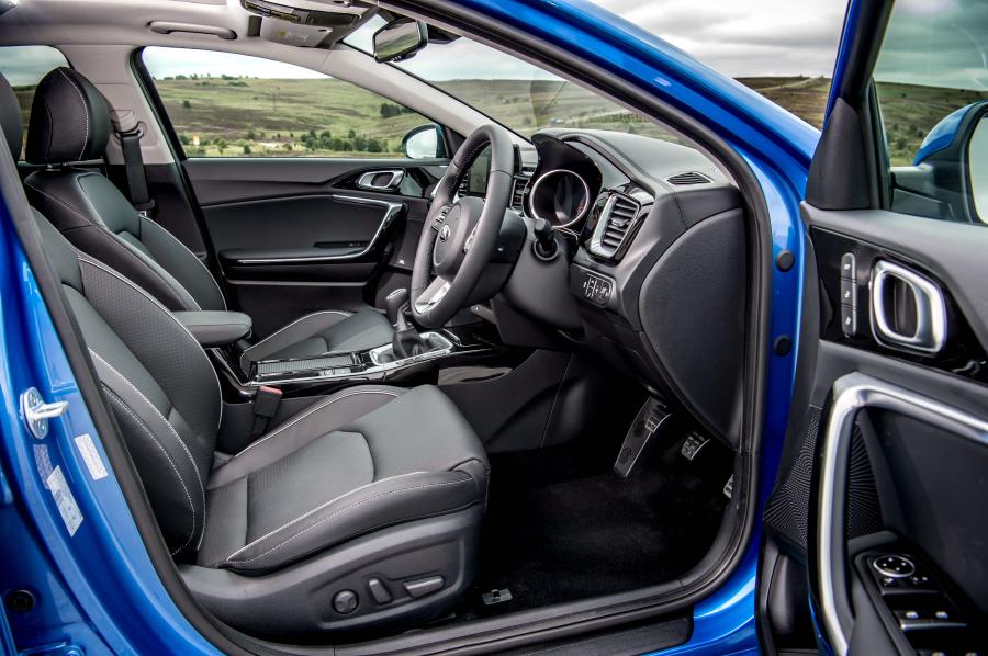 Интерьер Kia Ceed First Edition 2018 года  (UK) (фото 27 из 30)